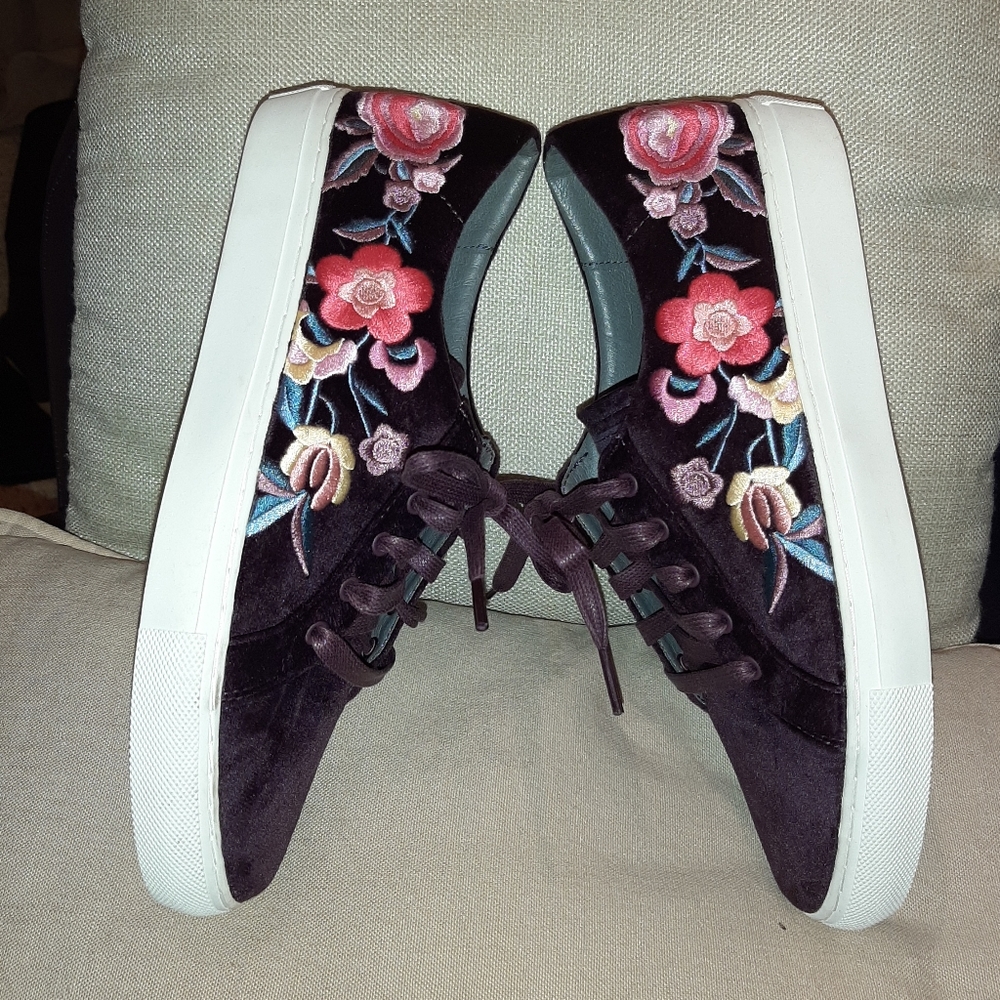 Skechers embroidered shoes